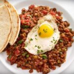 prepara lentejas con huevo